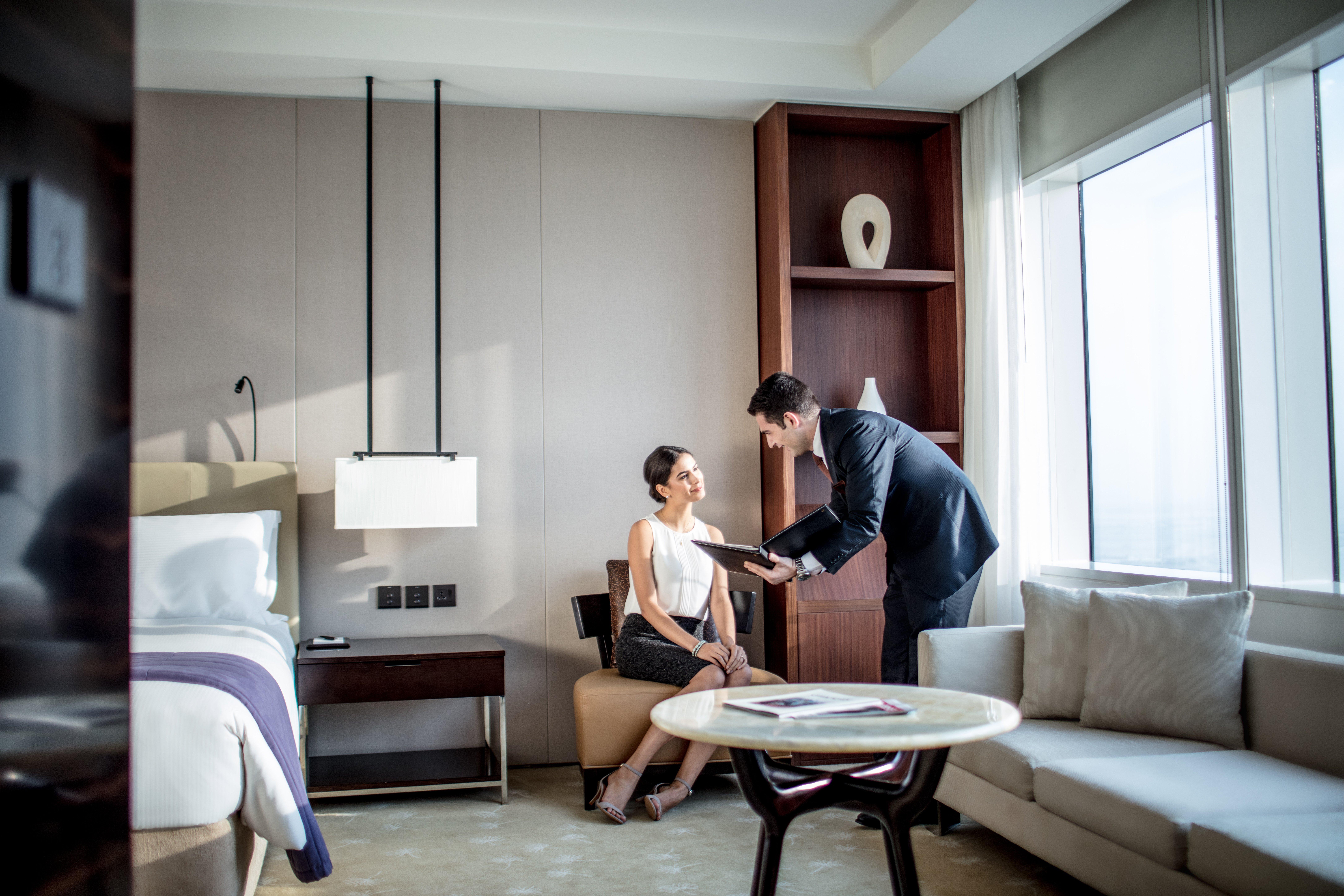 Intercontinental Dubai Festival City By Ihg Eksteriør billede A guest being served by a butler at the Park Hyatt Hyderabad