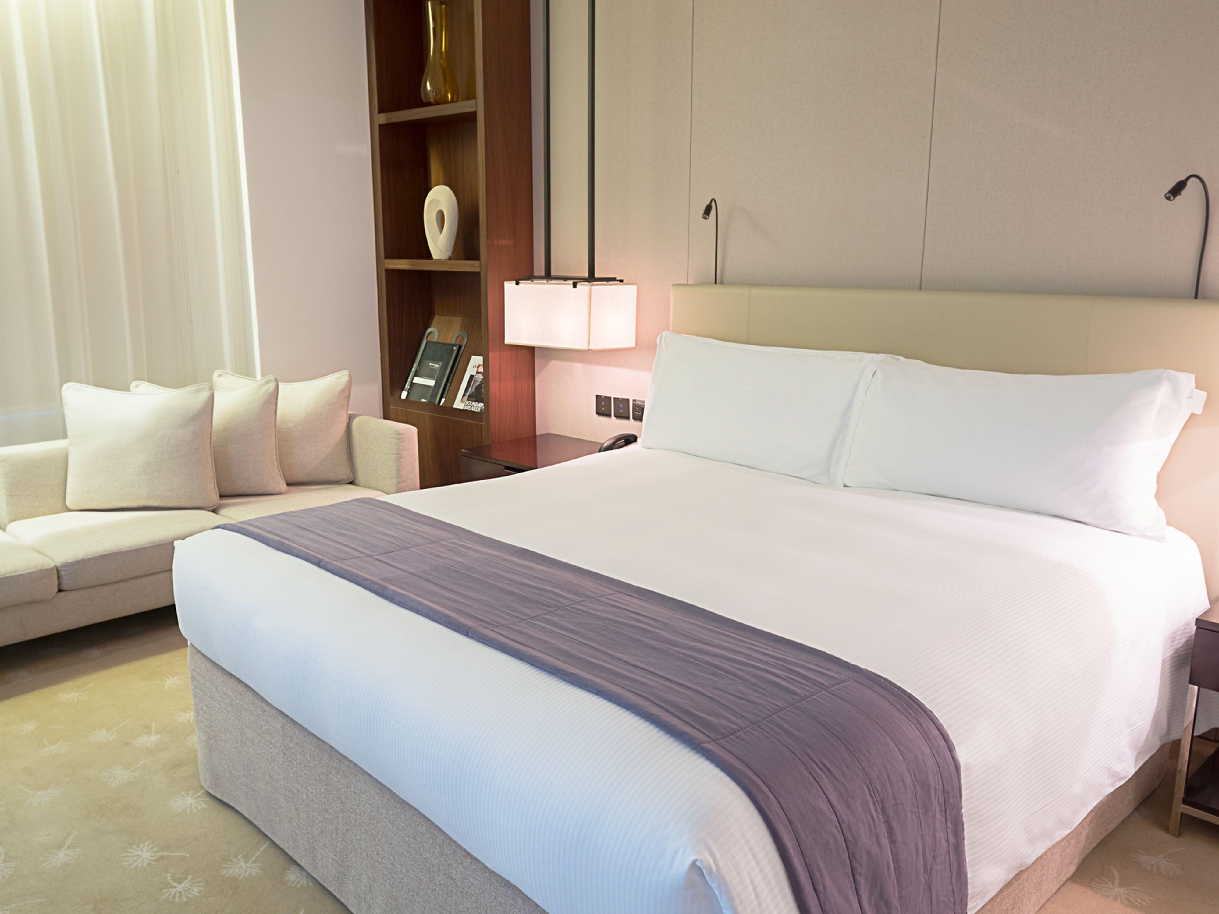 Intercontinental Dubai Festival City By Ihg Eksteriør billede A bed with a bed runner