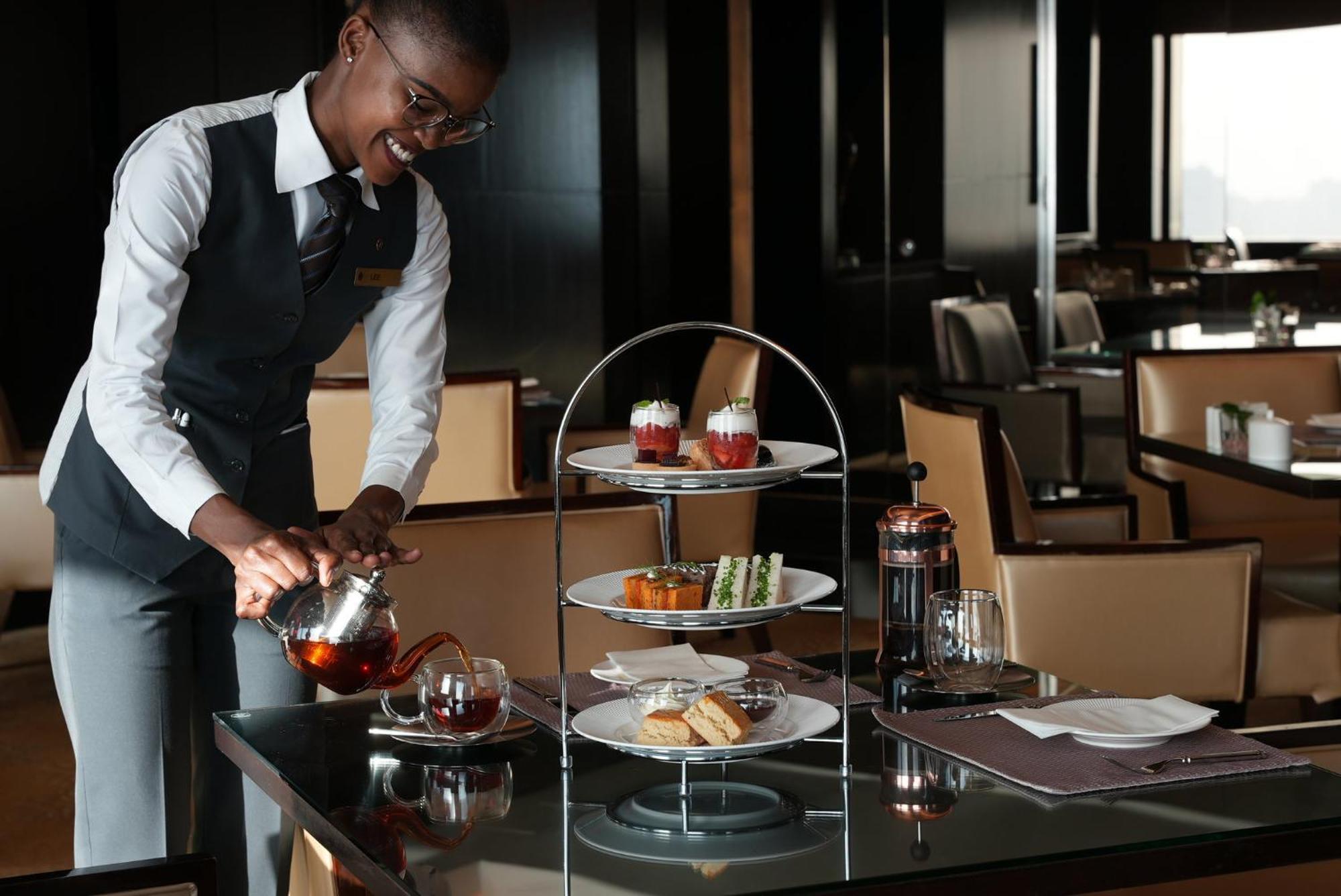 Intercontinental Dubai Festival City By Ihg Eksteriør billede Afternoon tea at the Emirates Lounge in Dubai International Airport
