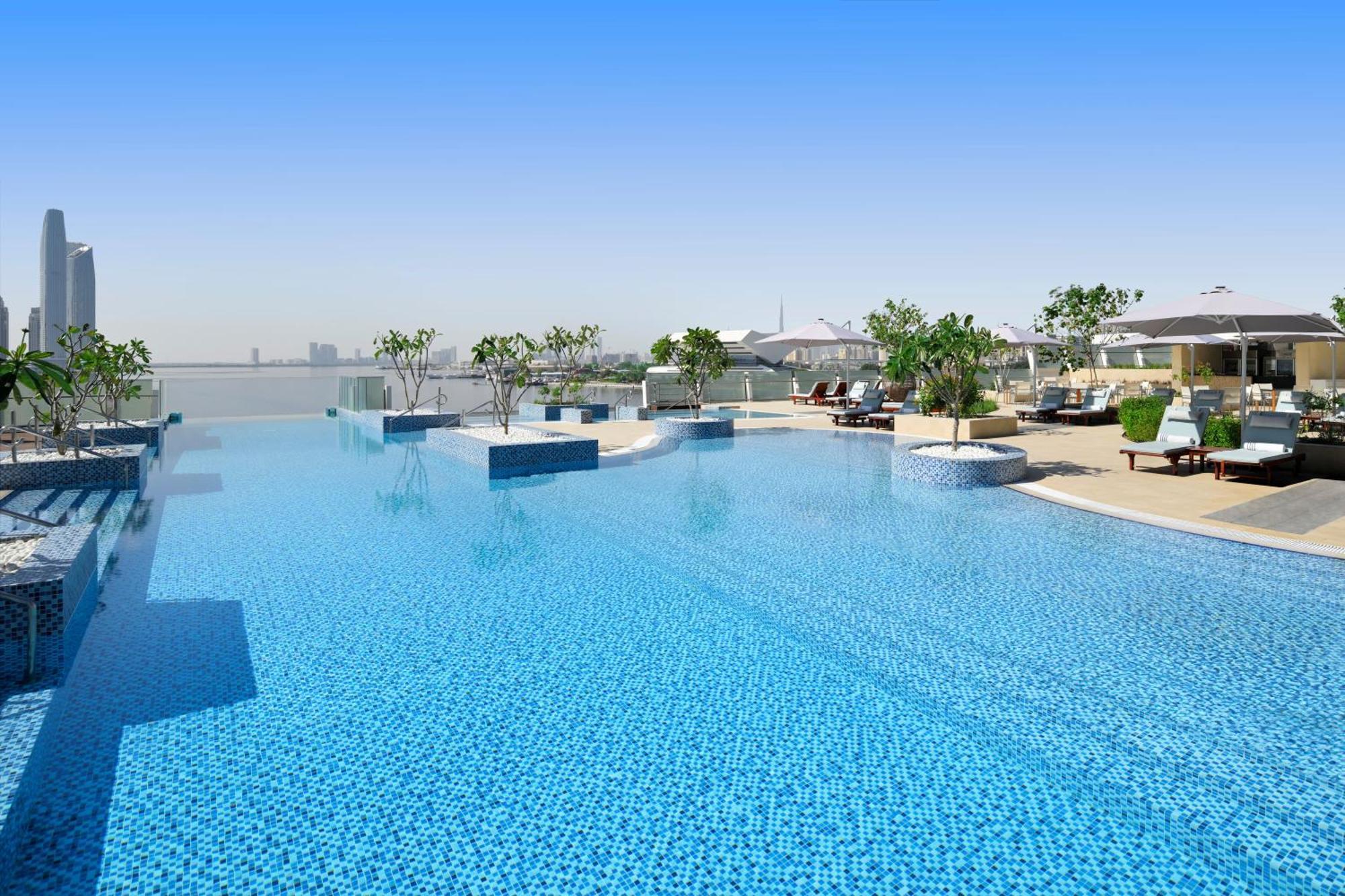 Intercontinental Dubai Festival City By Ihg Eksteriør billede The swimming pool at the Address Downtown