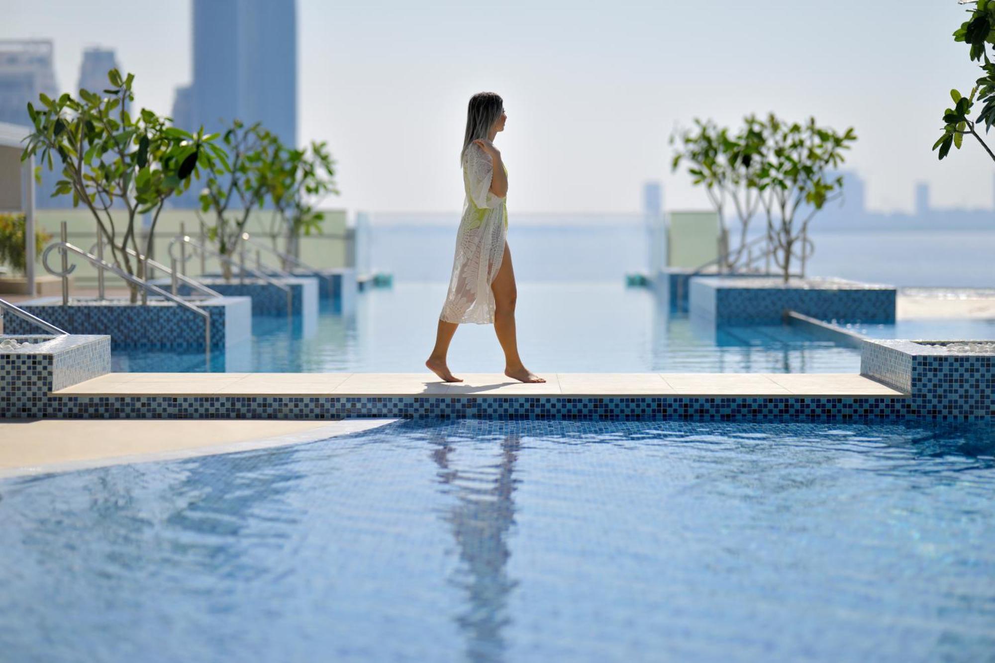 Intercontinental Dubai Festival City By Ihg Eksteriør billede The swimming pool at the Address Downtown