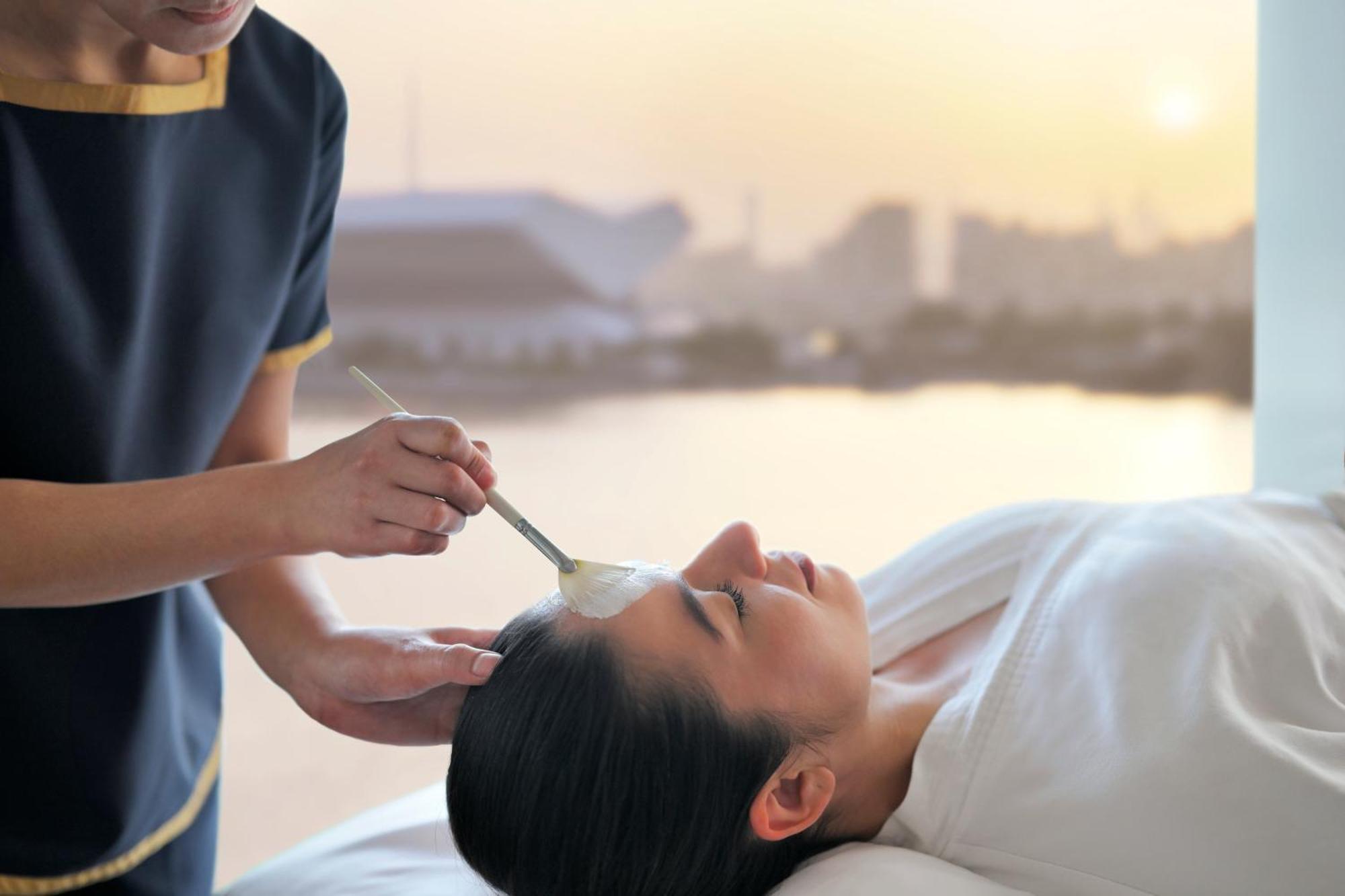 Intercontinental Dubai Festival City By Ihg Eksteriør billede A woman receiving a facial treatment