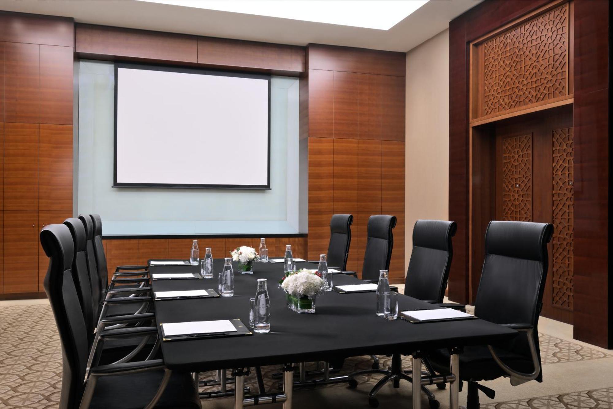 Intercontinental Dubai Festival City By Ihg Eksteriør billede A meeting room at the Four Seasons Hotel in Dubai