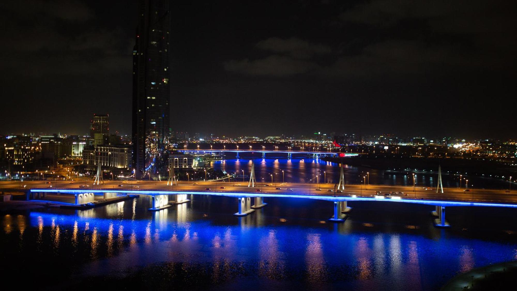 Intercontinental Dubai Festival City By Ihg Eksteriør billede Victoria Bridge at night